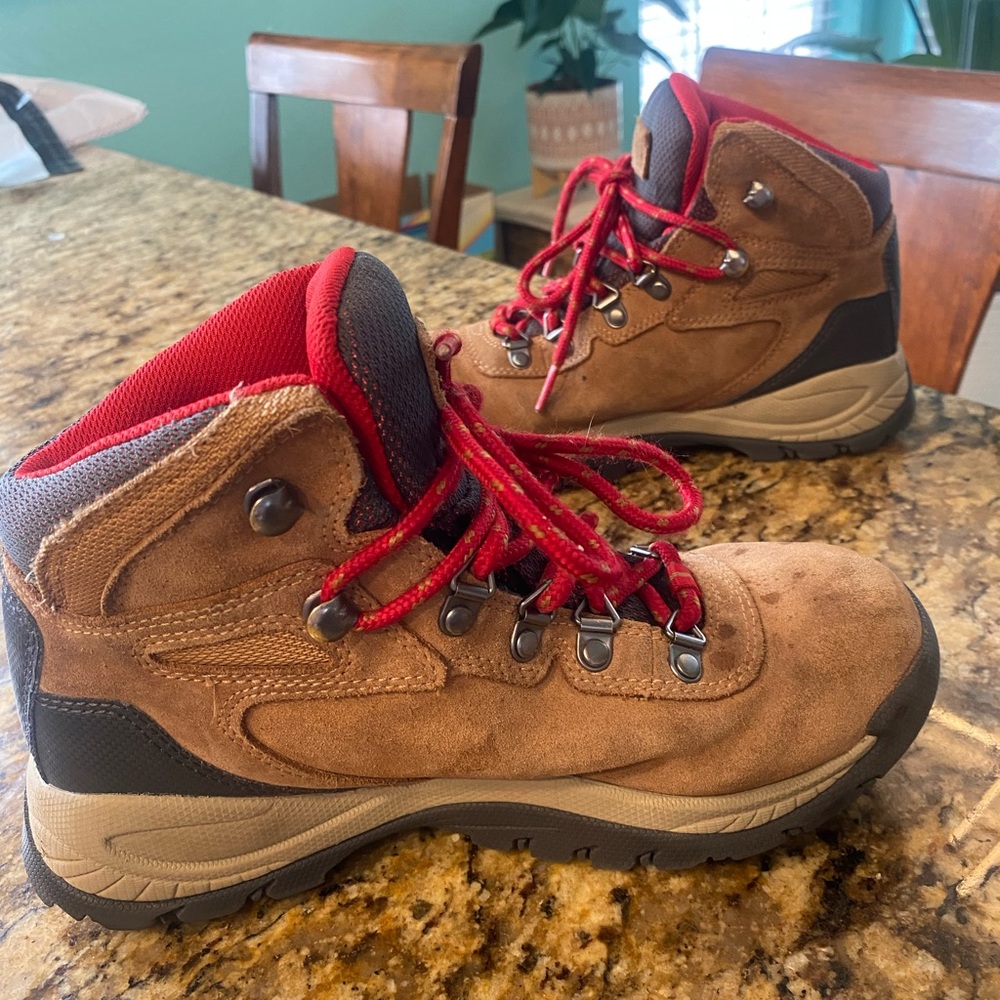 Columbia women’s hiking Boots with Red laces size 7 waterproof - Picture 3 of 5